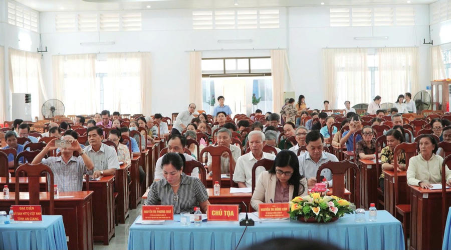 Quang cảnh hội nghị gặp gỡ, tiếp xúc cử tri