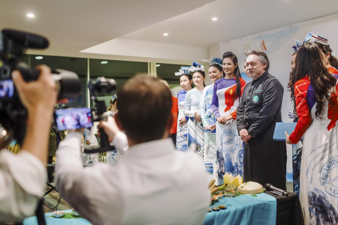 Ngọc H&acirc;n hạnh ph&uacute;c khi diễn &aacute;o d&agrave;i tại trụ sở UNESCO