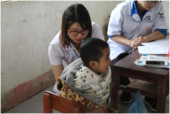 Đoàn bác sĩ đang khám tổng quát cho các em nhỏ ở xã Lượng Minh.