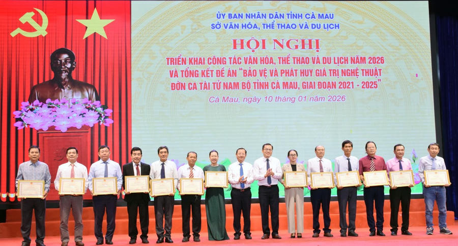 Ông Ngô Vũ Thăng – Phó Chủ tịch UBND tỉnh (bên phải) và Nguyễn Quốc Thanh – Giám đốc Sở Văn hóa, Thể thao và Du lịch tỉnh, trao Bằng khen cho các tập thể, cá nhân xuất sắc tiêu biểu trong bảo tồn và phát huy nghệ thuật Đờn ca tài tử Nam Bộ tỉnh Cà Mau.