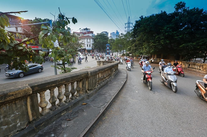 2018: Trong suốt bấy nhiêu năm qua, cầu Long Biên vẫn sừng sững ở đó như một biểu tượng của Hà Nội, của lịch sử vẻ vang. Cây cầu cũng nhiều lần được trùng tu và trở thành địa điểm thu hút với khách du lịch. Cầu cũng đang phục vụ vài chuyến tàu hoả mỗi ngày và các phương tiện như xe máy, xe đạp, người đi bộ.