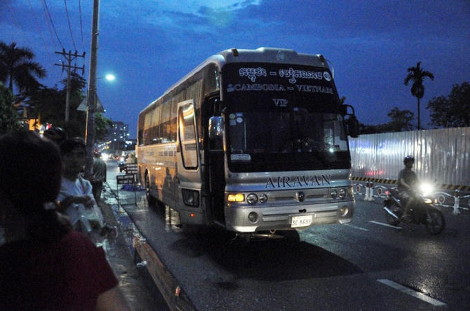 Chiếc xe khách biển số nước ngoài.