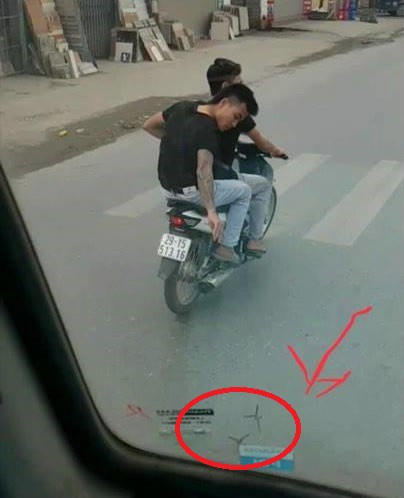 Hai nam thanh niên dùng 3 chiếc đinh hàn dải trước đầu ô tô tải của anh Chương (Ảnh: Cắt từ clip)