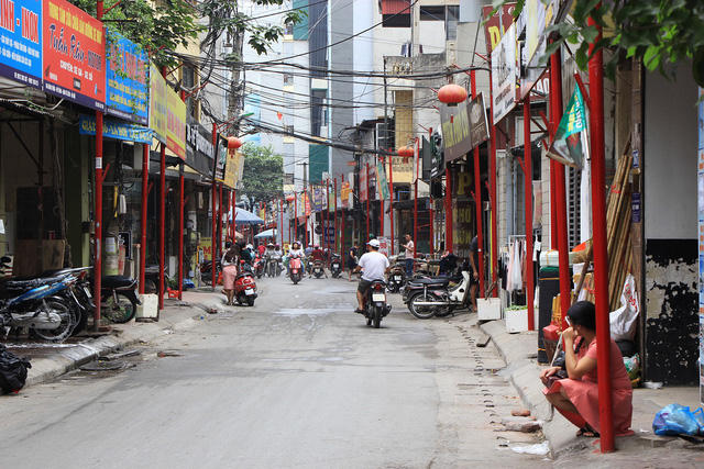 Phường hi vọng đường làng Đình Thôn sẽ trở thành tuyến phố kiểu mẫu tiếp theo của Hà Nội, sau tuyến phố đầu tiên là Lê Trọng Tấn (quận Thanh Xuân). Tuyến đầu tiên này khánh thành vào tháng 5/2016, dài khoảng 1,5 km từ nút giao Tôn Thất Tùng đến sông Lừ. Tuyến đường áp dụng "đồng phục" biển hiệu gây trang cãi trong dư luận một thời gian. Tuy nhiên sau 2 năm, nhiều biển hiệu "đồng phục" đã bị các hộ dân thay thế bằng những biển hiệu bắt mắt hơn.