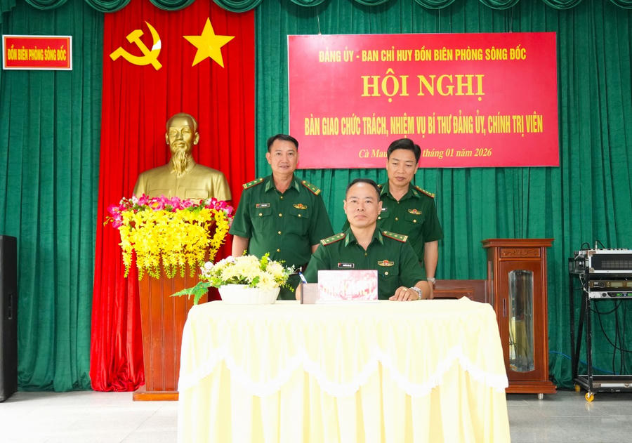 Thượng tá Nguyễn Văn Việt ký biên bản bàn giao chức trách, nhiệm vụ cho Trung tá Vũ Duy Chinh.