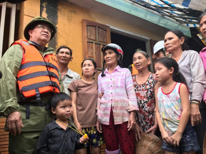 Phó Thủ tướng Trịnh Đình Dũng thăm hỏi, động viên người dân "rốn lũ" Bình Sơn, Quảng Ngãi. Ảnh VGP/Xuân Tuyến.