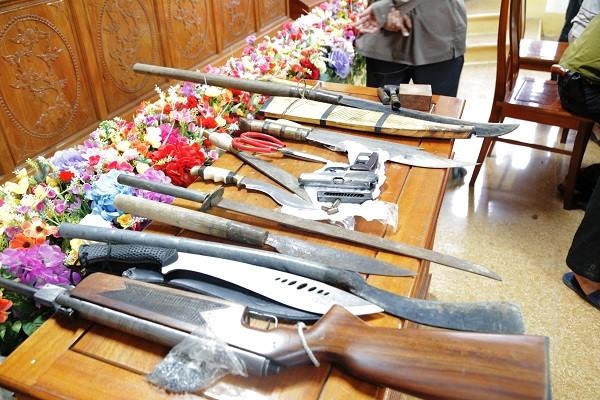 Súng ống, dao kiếm thu giữ tại hiện trường cùng 330 triệu đồng tiền mặt phục vụ cho việc đánh bạc.