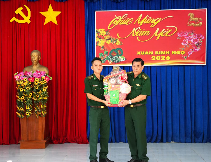 Đại tá Hà Văn Thanh – Tỉnh ủy viên, Phó Bí thư Đảng ủy, Chỉ huy trưởng Ban Chỉ huy BĐBP tỉnh Cà Mau thăm hỏi, tặng quà chúc Tết cán bộ, chiến sĩ Đồn Biên phòng Sông Đốc và Hải đội Biên phòng 1.