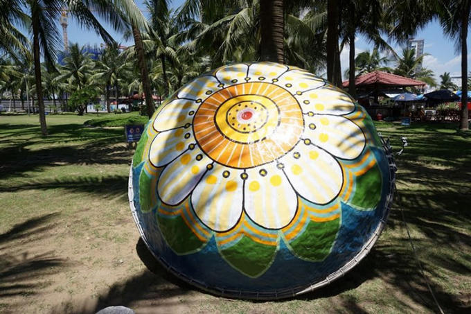Những bức tranh thuyền thúng thể hiện sinh động hình ảnh hoa lá, thiên nhiên rực rỡ. Mỗi bức vẽ là một thông điệp bảo vệ môi trường, gìn giữ thiên nhiên.