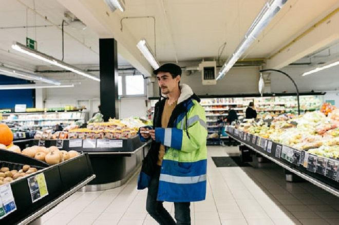 Florian Dou trong siêu thị giảm giá ở thị trấn Gueret