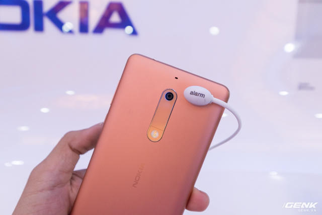Tr&ecirc;n tay Nokia 5 ch&iacute;nh h&atilde;ng: Smartphone vỏ kim loại thời trang, gi&aacute; 4,3 triệu đồng