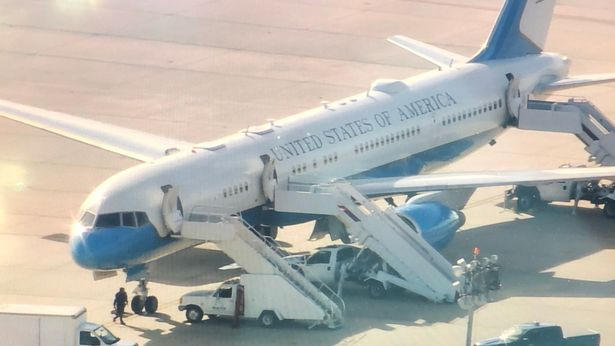 Máy bay chở Đệ nhất phu nhân Mỹ phải hạ cánh khẩn cấp. (Ảnh: Mirror)