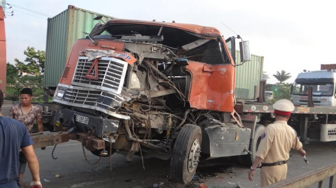 Đầu xe container bị bẹp dúm sau cú đâm vào đuôi xe khách.