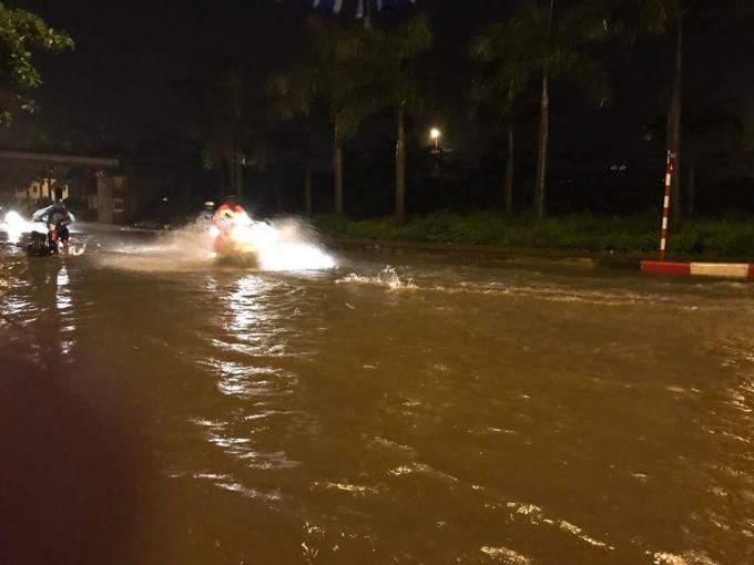 Các phương tiện tham gia giao thông gặp nhiều khó khăn.