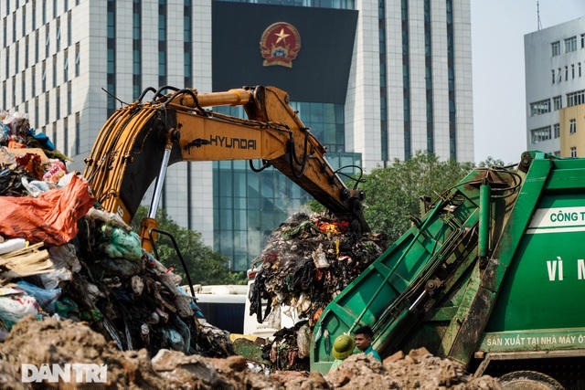 Ngay bên kia đường Phạm Văn Bạch, chỉ cách khoảng chưa đầy 50m là các toà nhà Viện Kiểm sát Nhân dân Tối cao, Viện Huyết học Truyền máu Trung ương, nhiều toà nhà văn phòng lớn. Mùi hôi của rác ảnh hưởng lớn tới người dân sinh sống xung quanh và hàng chục nghìn bệnh nhân, người nhà, nhân viên văn phòng tới chữa bệnh, làm việc, sinh hoạt quanh khu đô thị này.