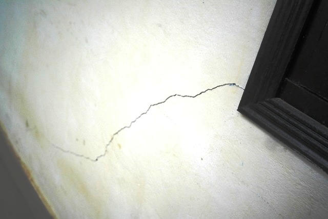 Vết nứt dài ở gần khung cửa sổ.