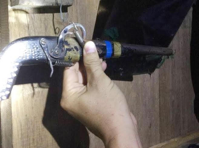 Khẩu súng tự chế luôn mang theo người của Vi Văn My.