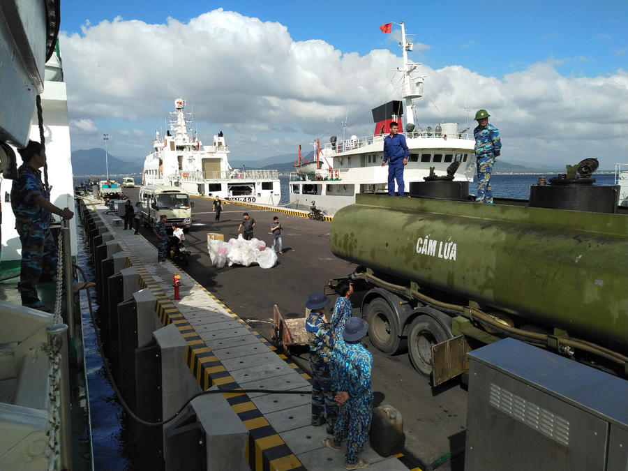 Trao 10.000 lá cờ Tổ quốc cho quân dân Trường Sa đón Tết - Ảnh 6.