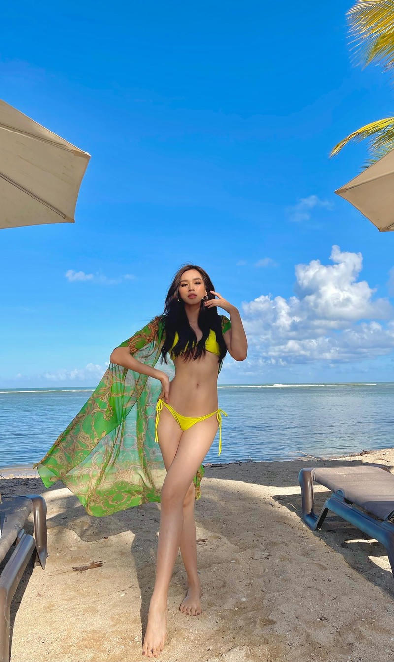 “Hà luôn muốn mặc những trang phục với màu sắc tươi sáng và rực rỡ khi đến vùng đất Puerto Rico, cũng như luôn muốn mang năng lượng tích cực đến với mọi người mỗi ngày”, Hoa hậu xứ Thanh chia sẻ.