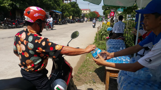 Không chỉ phục vụ cho các em thí sinh mà các bậc phụ huynh cũng được phục vụ nước uống miễn phí