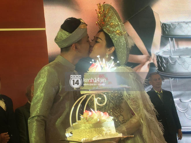 Lâm Khánh Chi hôn đắm đuối chú rể, thay váy đỏ nổi bần bật như công chúa trong lễ cưới