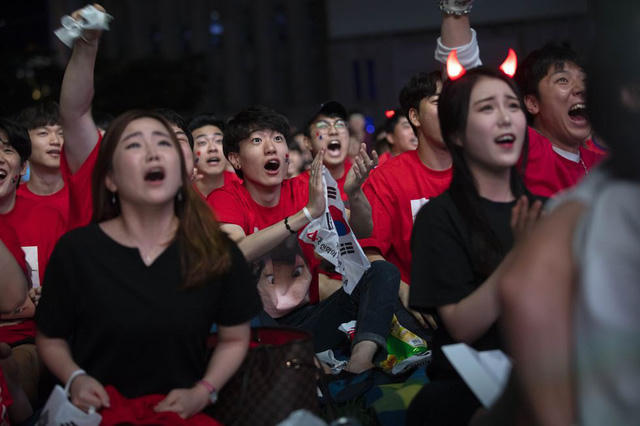 Và các fan tại quê nhà Hàn Quốc