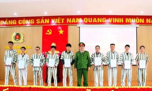 Trao quyết định giảm thời hạn chấp hành án cho phạm nhân.