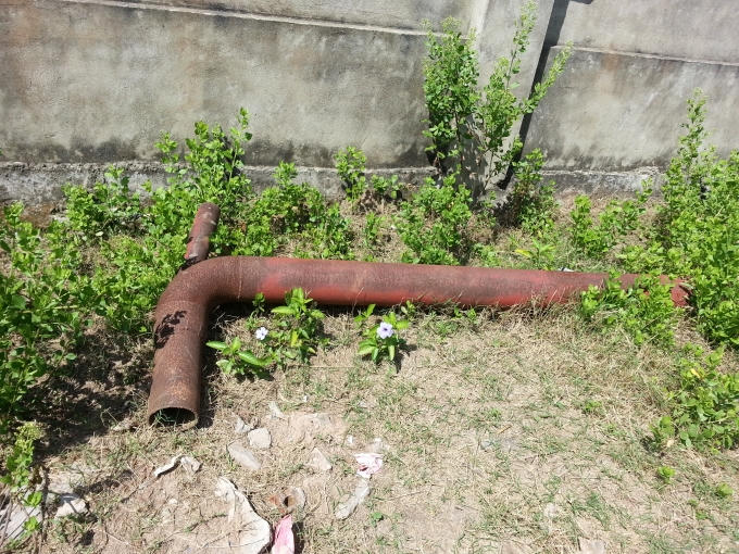 Ống nước vứt bừa bãi