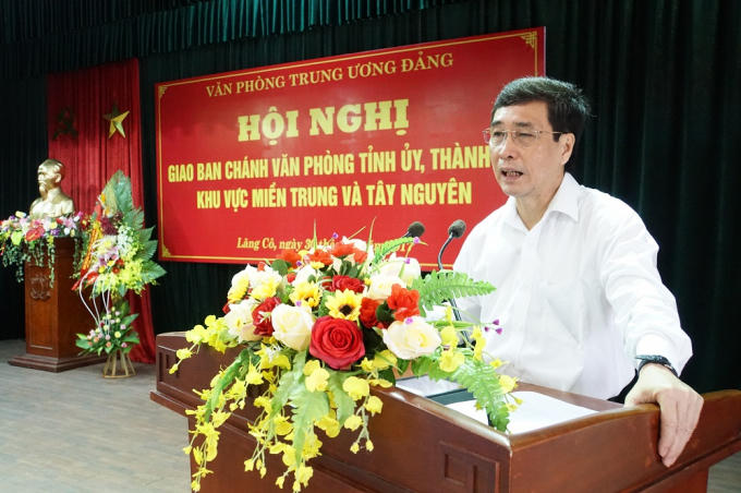 Phó Chánh văn phòng Trung ương Đảng Trần Việt Hùng phát biểu trong hội nghị.