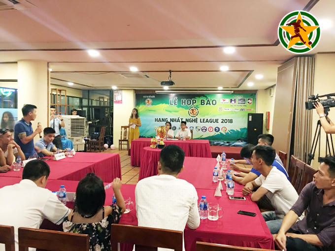 Họp báo công bố giải.