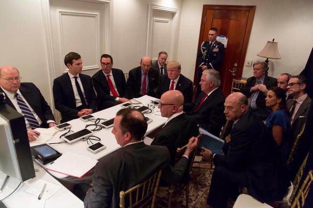 Tổng thống Donald Trump tham dự cuộc họp cùng các thành viên nội các và trợ lý cấp cao, thảo luận về cuộc không kích bằng tên lửa hành trình Tomahawk nhằm vào căn cứ không quân Shayrat của Syria, trong một phòng họp “dã chiến” ở khu nghỉ dưỡng Mar-a-Lago tại bang Florida vào tối 6/4.