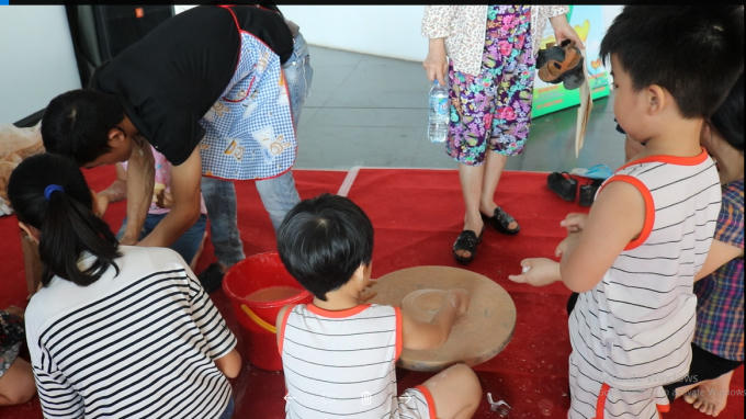 Trải nghiệm gốm Bát Tràng thu hút được sự quan tâm của các bạn nhỏ.