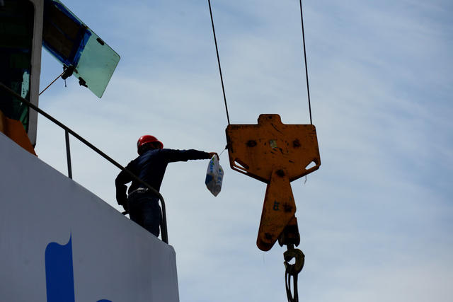 Làm việc một mình, nghỉ ngơi và ăn uống cũng một mình.