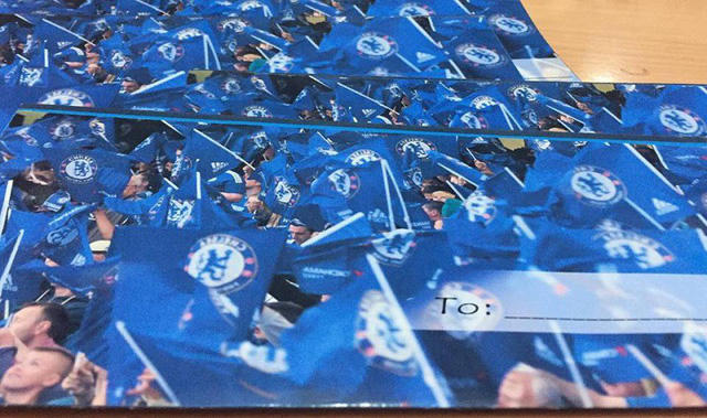 Cặp đ&ocirc;i fans Chelsea thiết kế thiệp cưới như v&eacute; xem b&oacute;ng đ&aacute;