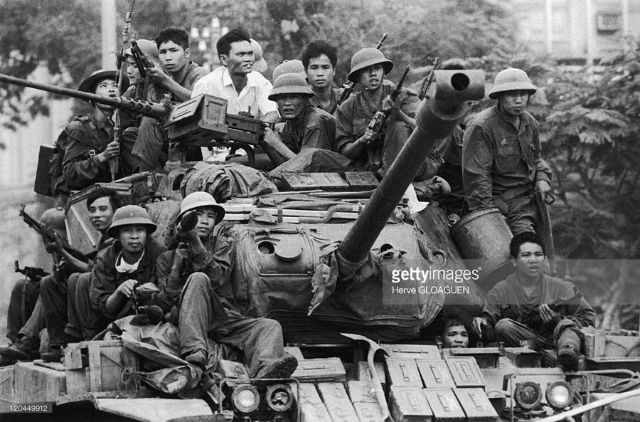 hao hung khoanh khac doi hinh xe tang tien vao giai phong sai gon hinh anh 4