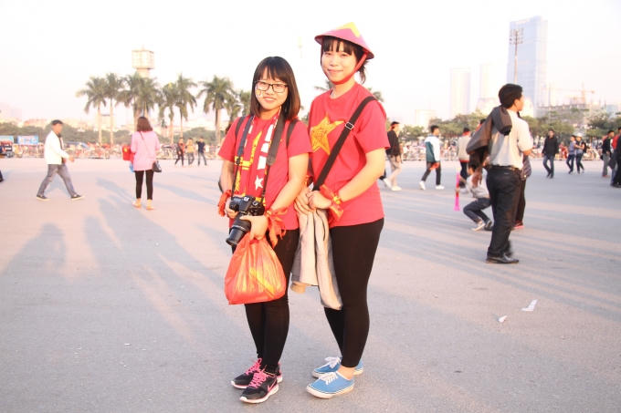 2 sinh viên một trường Đại học đến cổ vũ cho đội tuyển Việt Nam.