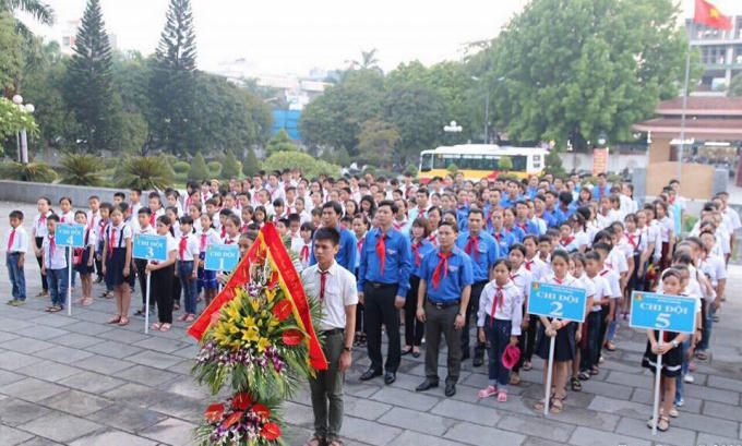 Đoàn tham dự đại hội đến dâng hương, báo công tại Khu tưởng niệm Bác Hồ.