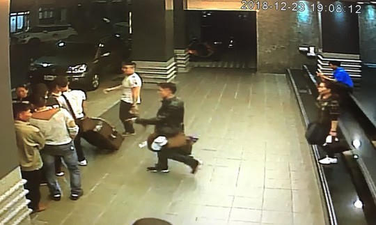 oạn video từ camera giám sát cho thấy 152 du khách Việt Nam “mất tích” khi tới Đài Loan đã rời khách sạn của họ ở TP Cao Hùng ngay sau khi nhận phòng. Ảnh: CNA