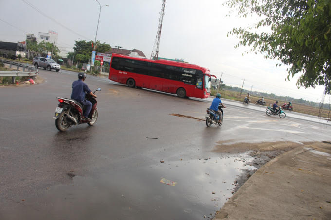 Ngã tư tiềm ẩn nguy cơ mất an toàn, xung đột giao thông cần sớm được lắp đèn tín hiệu giao thông.