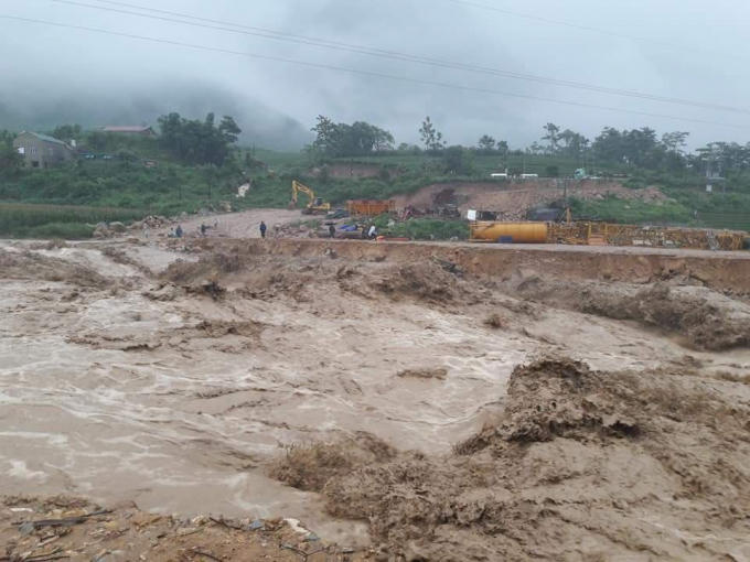 Lũ quét làm sạt lở ở đồi núi, đường xá, hoa màu, cầu cống khiến nhiều tỉnh khu vực phái bắc bị chia cắt. Ảnh Báo CAND.