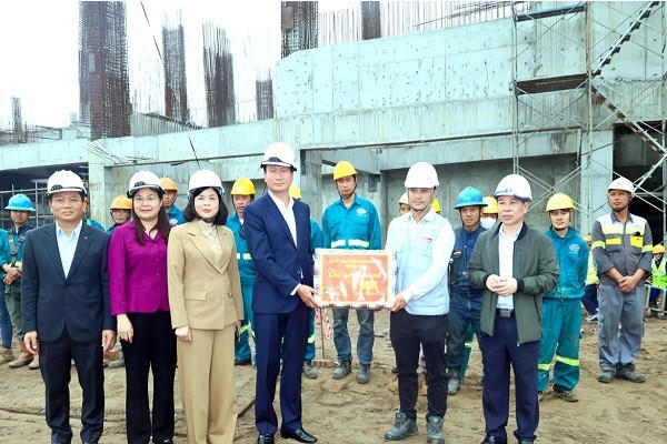 Ông Trần Huy Tuấn, Chủ tịch UBND tỉnh Ninh Bình cùng Đoàn công tác tặng quà đội ngũ kỹ sư, công nhân đang thi công Dự án Nhà máy điện rác Greenity, phường Mỹ Lộc.