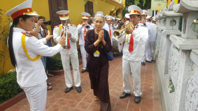 Đội kèn, trống đều ăn mặc chỉnh tề.
