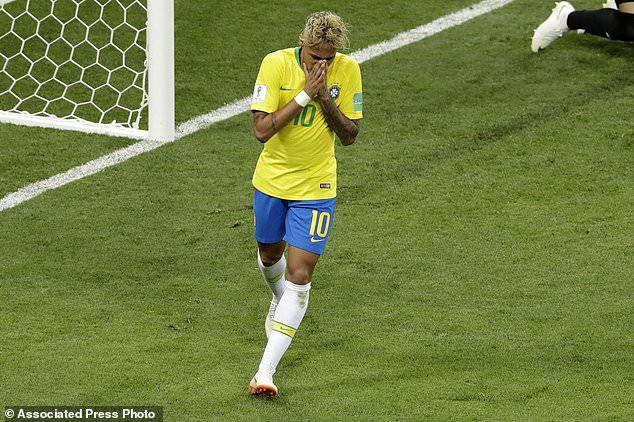 Lối đá cá nhân của Neymar khiến anh bị phạm lỗi khá nhiều