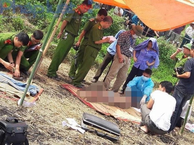 Lực lượng chức năng tiến h&agrave;nh c&ocirc;ng t&aacute;c kh&aacute;m nghiệm tại hiện trường.