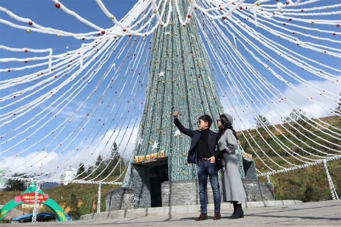 Cây thông ánh sáng tại Sun World Fansipan Legend được lấy cảm hứng từ “Cây thông Noel đẹp nhất Châu Âu” ở Vilnius, Litva và từ chóp tháp trên đỉnh Fansipan huyền thoại. Nó cũng gợi hình ảnh chiếc váy xoè đặc trưng Tây Bắc.