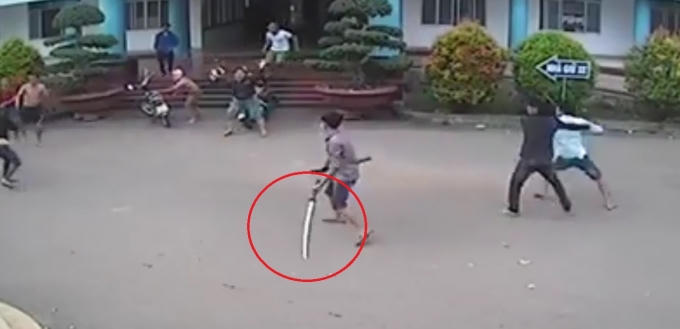 Nhóm thanh niên sử dụng nhiều loại vũ khí hạng nặng điên cuồng tấn công nhau.