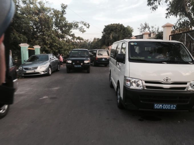 Nhiều xe biển số xanh xếp hàng trước nhà ông Lê Minh Tấn chiều 10/6 để ăn tiệc.