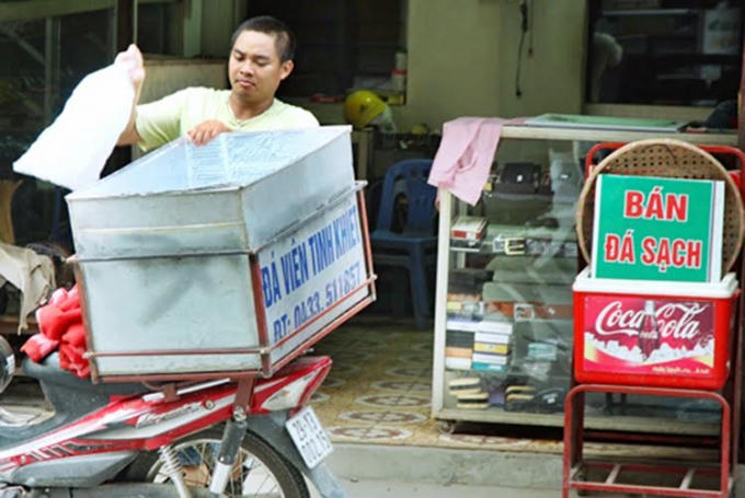 Nhan nhản các cơ sở quảng cáo bán đá sạch trên thị trường. (Ảnh: Thái Hiền)