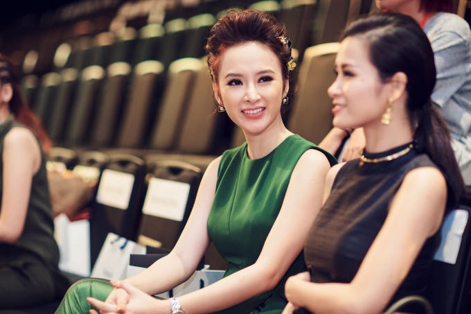 Choáng ngợp phụ kiện hơn 1 tỷ tại thảm đỏ Vietnam Fashion Week của Angela Phương Trinh