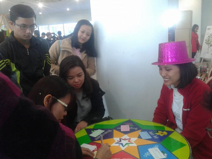 B&oacute;i b&agrave;i tarot được nhiều người t&ograve; m&ograve; với vẻ th&iacute;ch th&uacute;.